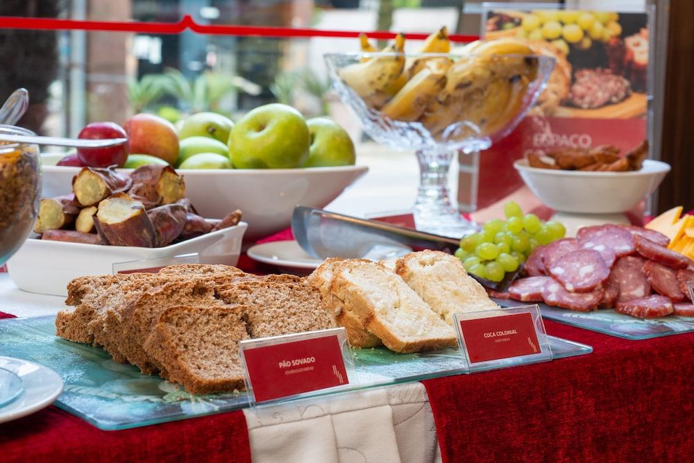 Hotel Laghetto Stilo Centro Gramado Eksteriør billede A buffet