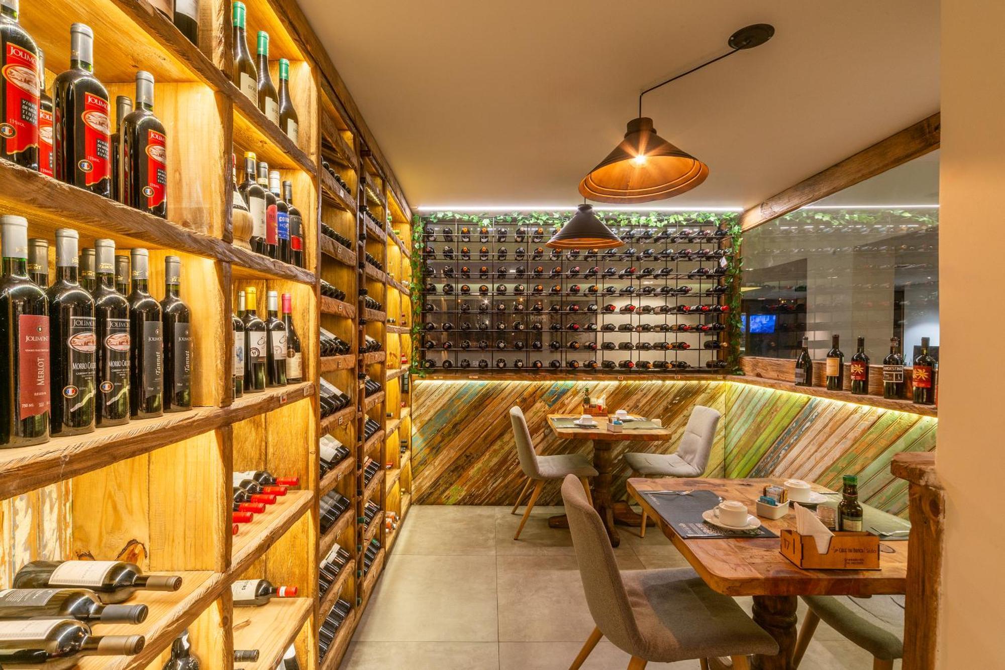 Hotel Laghetto Stilo Centro Gramado Eksteriør billede Wine bar in Madrid, Spain
