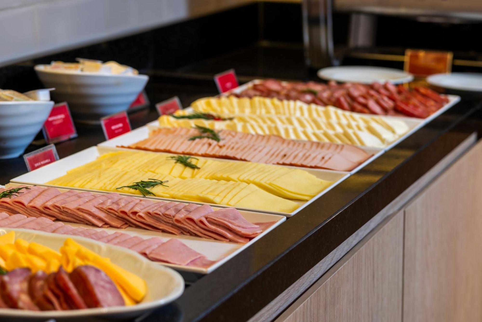Hotel Laghetto Stilo Centro Gramado Eksteriør billede A selection of cold cuts