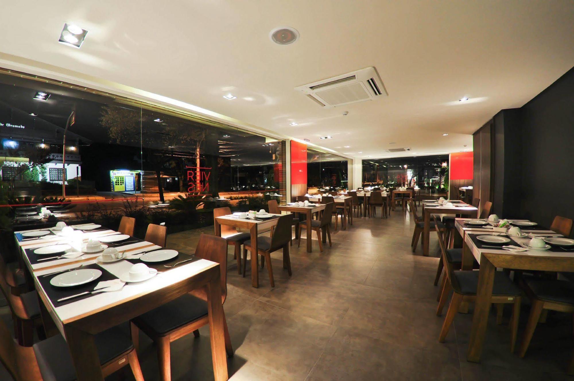 Hotel Laghetto Stilo Centro Gramado Eksteriør billede Interior of a restaurant in Singapore